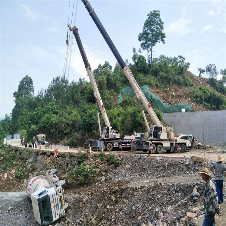 麻城汽车掉沟里叫吊车救援要多少钱